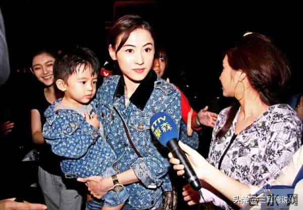 谢霆锋大儿子现身香港马场看比赛,18岁谢振轩穿黑色西装帅气十足