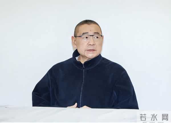 香港知名富商肾移植后身体欠佳，日常轮椅代步，有洁癖随身带毛巾