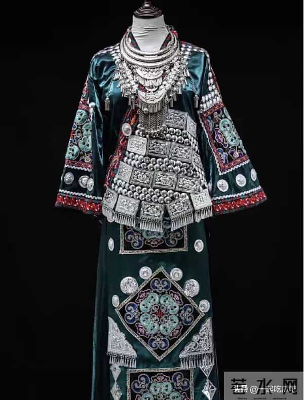 何赛飞刘晓庆逛苗服店,随便一件就是上百万,宁静也蒙圈了