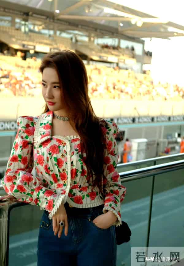 刘亦菲现身阿布扎比观看比赛,扎高马尾戴墨镜又飒又美气场好强大