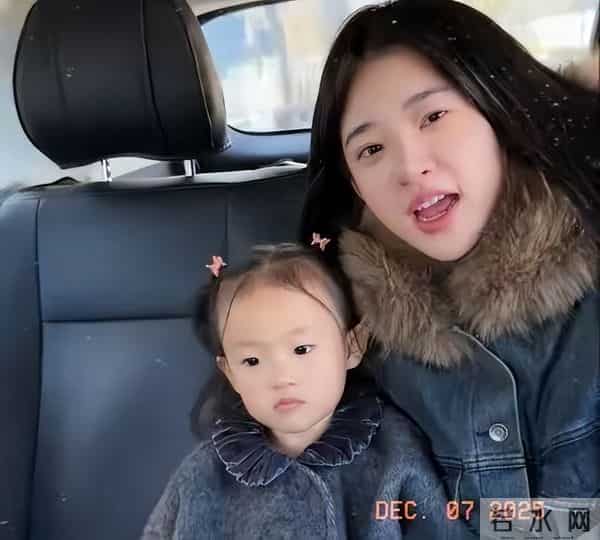黄一鸣带女儿医院看病,意外暴露女儿名字,王思聪想后悔都晚了