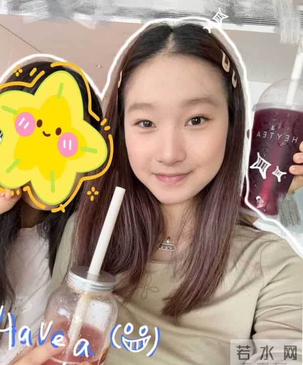 17岁爱马晒与姥姥合影，和妈妈同脸、爸爸同笑，这基因也太强了！