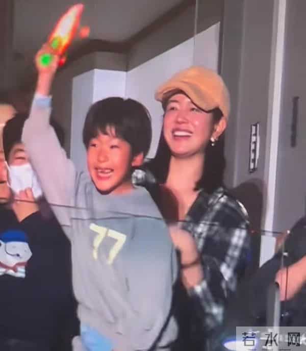 40岁陈妍希带娃追星现场萌翻 娃娃脸依旧 儿子和吴京孩子同框像兄弟