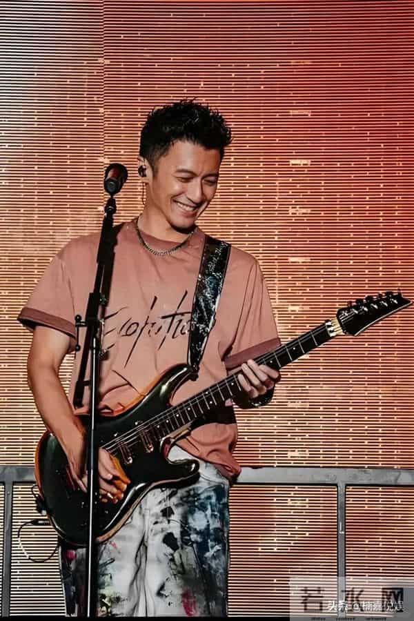 谢霆锋儿子Lucas现身马场，个子不高，肤色偏黑，侧颜像极了爸爸