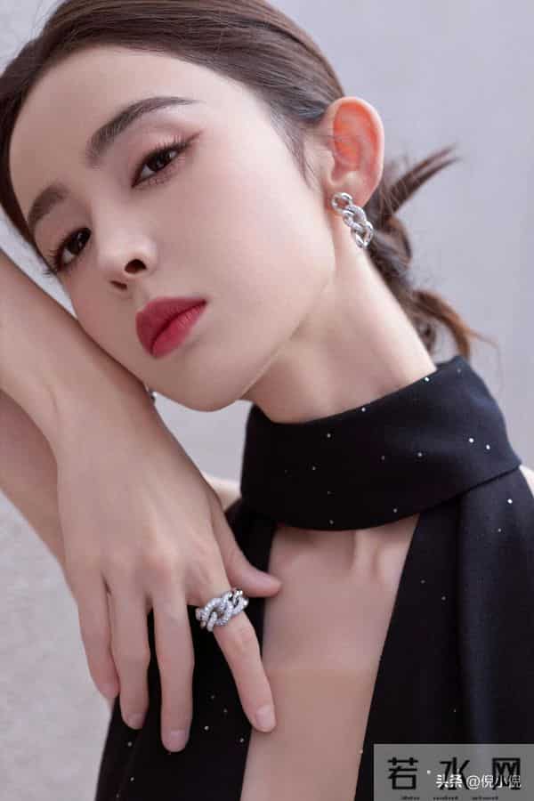 古力娜扎绝美造型，一袭露背黑裙，性感迷人