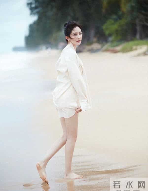 杨幂海滩“大展身手”，白裙湿发美成画！