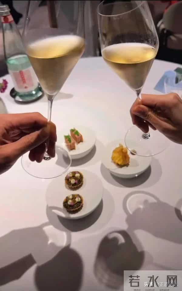 艾伦37岁生日 陈乔恩偶像包袱重 时刻保持8颗牙假笑 桌上只有三碟菜