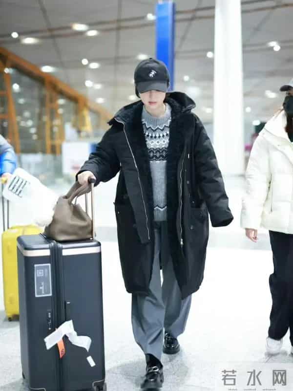 董璇真是穿搭高手!黑色羽绒服提花毛衣灰色阔腿裤,高级又洋气!