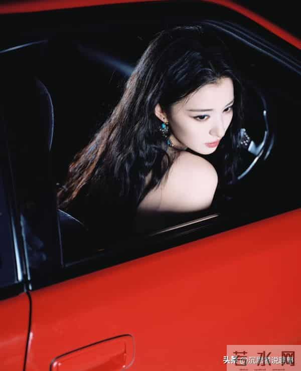 王楚然海边碎花裙写真,温柔气质藏不住了