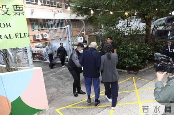 74岁刘銮雄坐轮椅现身，站立需搀扶洁癖严重，甘比一脸疲惫气色差