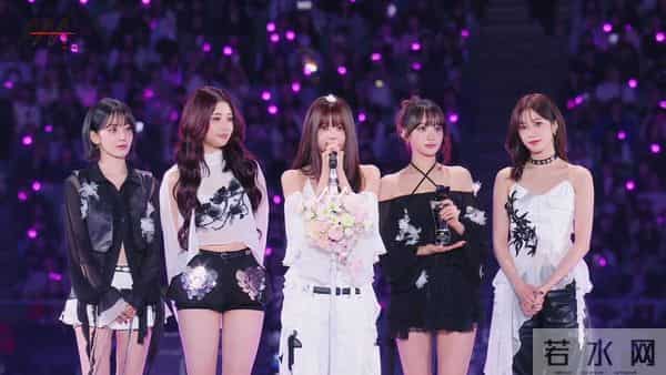 AAA完整得奖名单!IU抱走本届最大奖 李ㄐㄩㄣˋ三帅同框掀高潮