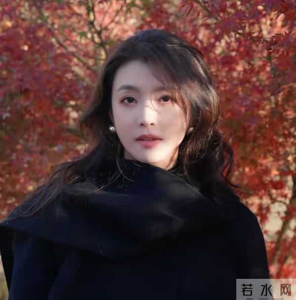 李云霄分享最新美照，简约穿搭配微卷发，美得那么耀眼