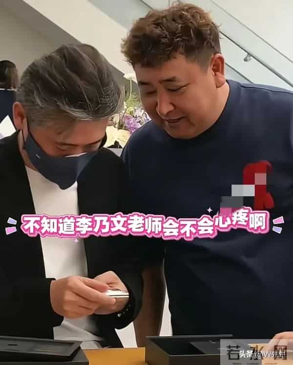 李乃文现身三亚!花1.5万买的新手机被助理摔了 他秒黑脸心疼坏了