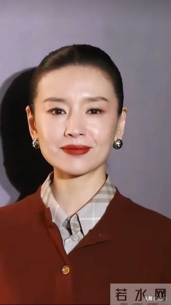 45岁董洁活动穿搭：针织开衫+半身裙，干练又知性，状态真好啊