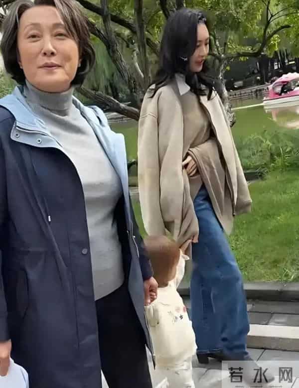 王鸥跟女儿散步，母亲一起同行，祖孙三代好温馨！