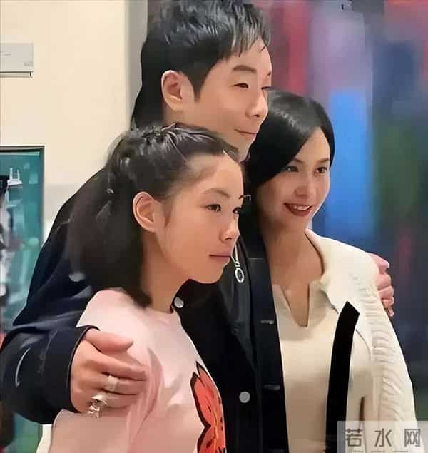 朱茵一家三口西安同框,61岁黄贯中头发花白背佝偻,女儿很像他