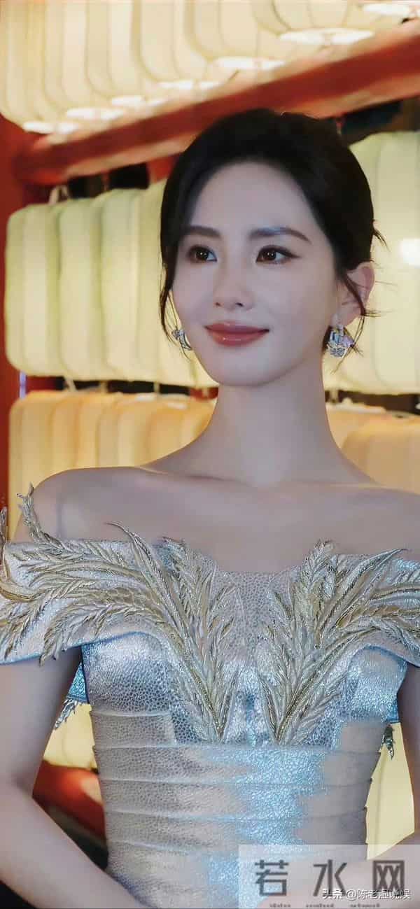 红毯秒变菜市场!穿秋裤摔跤,瘦成竹杆儿,还有人成“背锅侠”