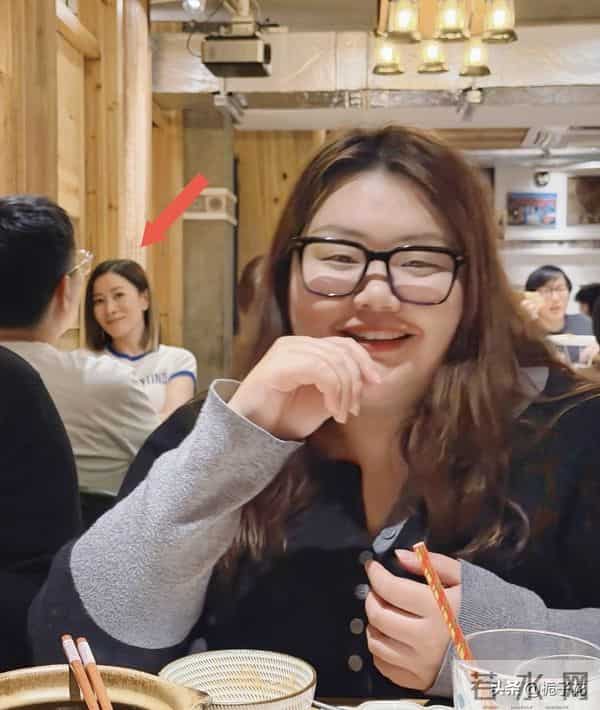 佘诗曼在上海吃饭被偶遇,她身材真好,面带笑容,好有港姐味道啊