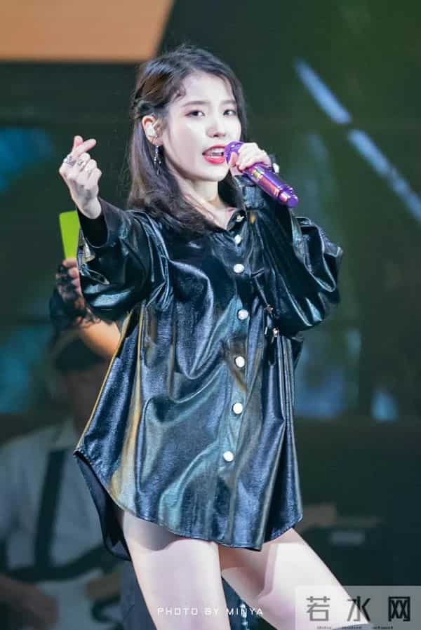 iu黑色皮衣很漂亮