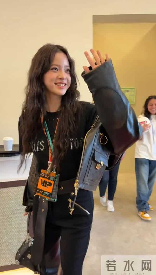 欧阳娜娜现身阿布扎比亚斯！修身皮上衣+长裤，甜妹变“酷姐”