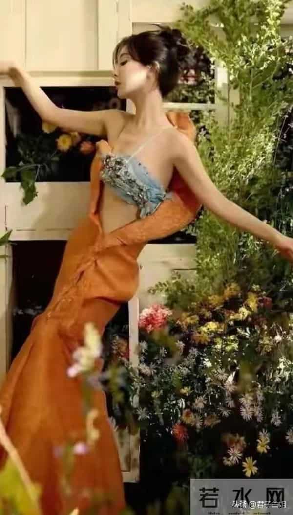 杨紫身材杨柳细腰!直角肩蜜腿腰、皮肤细嫩网友:哇塞美爆了