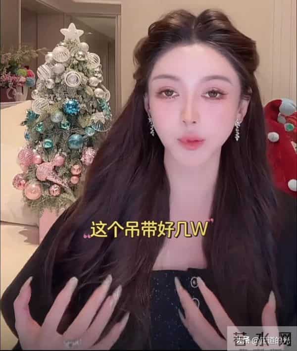 叶珂直播称宝宝在睡觉 一件吊带几万元 自爆写字超难看 还不如小学生