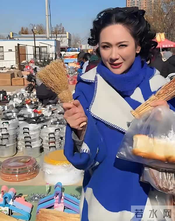 程莉莎赶山东大集，穿3万大衣买3元焦米棍解馋 像没见过世面城巴佬