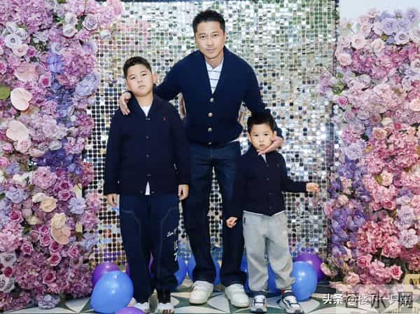 王雷四岁小儿子可爱像爸 大儿子肉嘟嘟像李小萌 一家四口共用一张脸