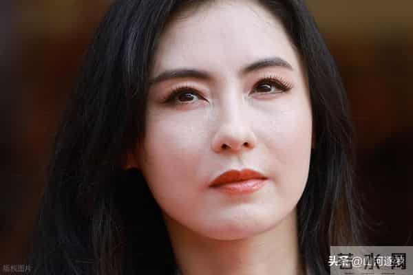 45岁张柏芝对峙前经纪人,4276万索赔背后,“谁是农夫谁是蛇”?