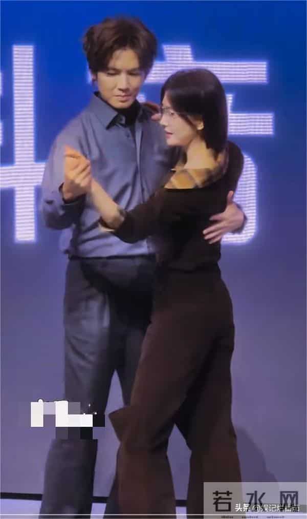 秦岚剧宣直接上手,又撅屁股又比心,钟汉良尴尬的表情挂不住