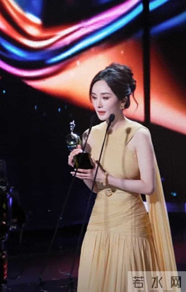 杨幂一袭暖黄长裙登爱奇艺尖叫之夜，领奖造型美到犯规