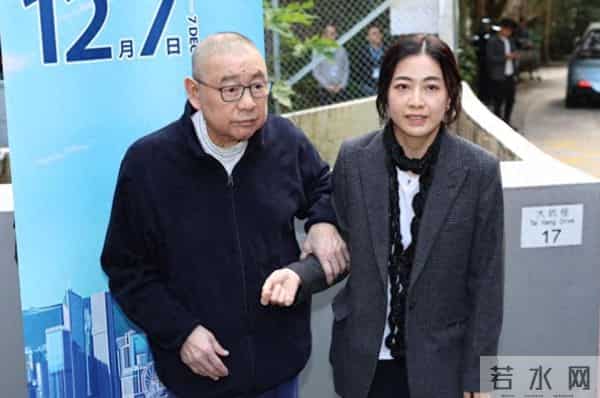 74岁刘銮雄携妻子现身，紧紧扶住甘比的手，女方看着疲惫很无奈