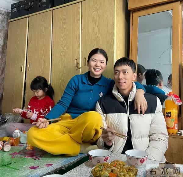 沈晓阳的归来圆了亲爸抱孙子的愿望,一家四口返程,哥哥意外爆火