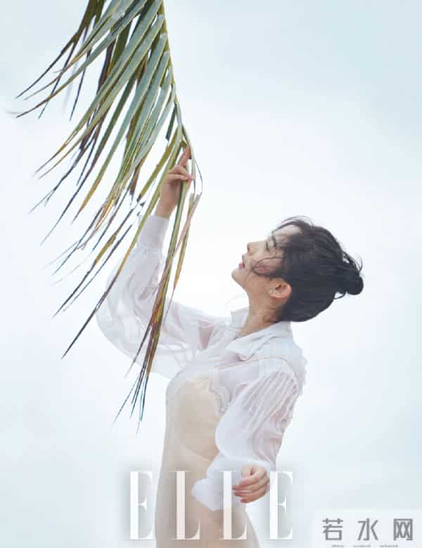 杨幂海滩“大展身手”，白裙湿发美成画！