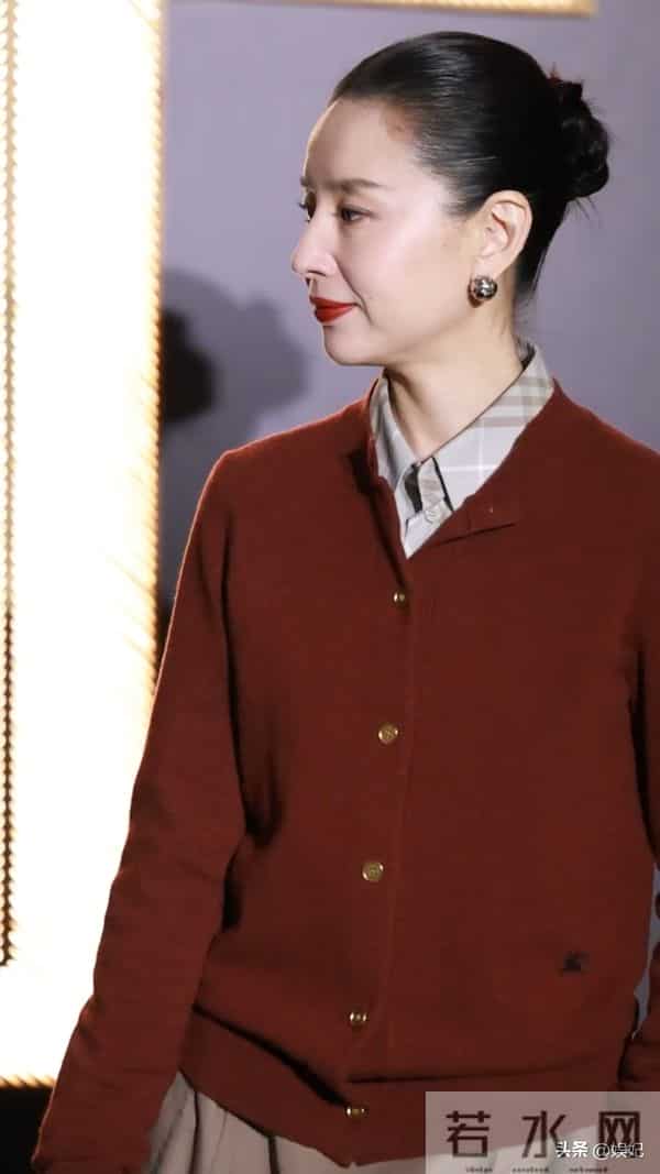 45岁董洁活动穿搭：针织开衫+半身裙，干练又知性，状态真好啊