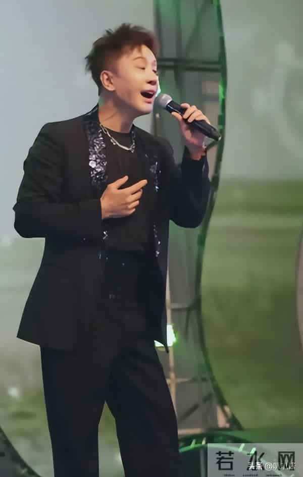 他8次上春晚，作死被捕入狱，如今56岁无人问津，沦落到四处走穴