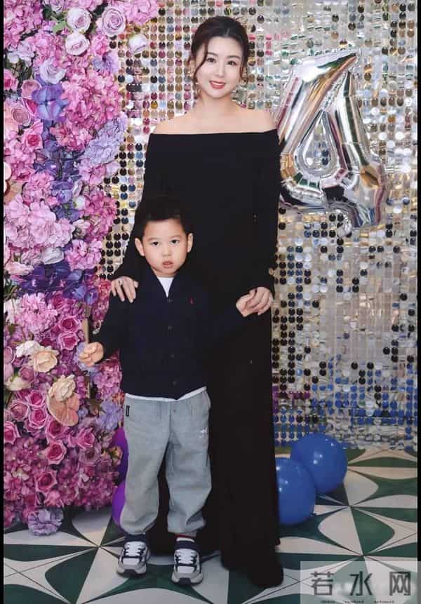 王雷小儿子4岁庆生 被8岁大儿子抢风头 1米5胖至110斤 夫妻俩像父女