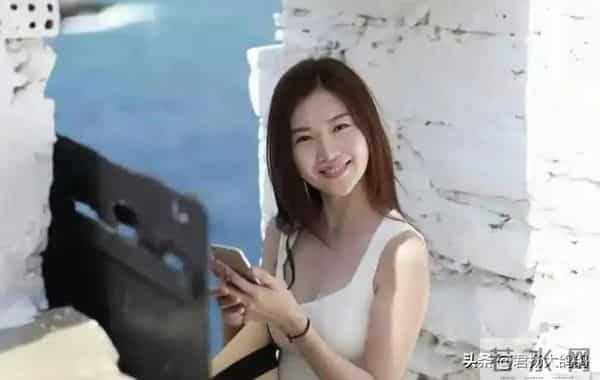 离开黄有龙后，她转身嫁给富豪，四年连生三娃，43岁深陷抑郁症