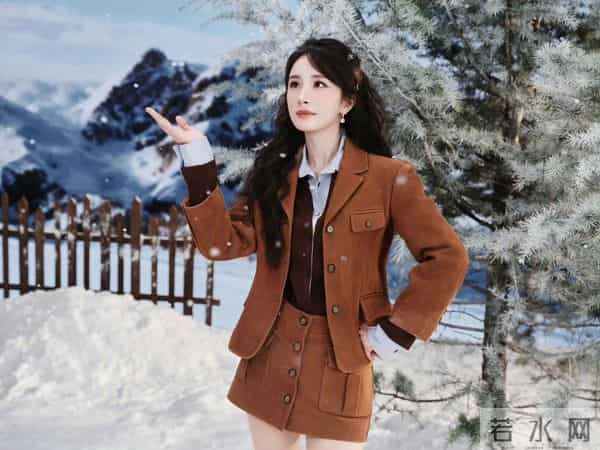 杨幂亮相小野和子,焦糖棕套装甜妹风格,光腿袜秀出优越美腿!