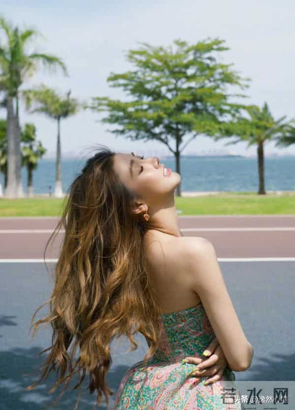 弦子身穿沙滩裙 ‖ 海边度假