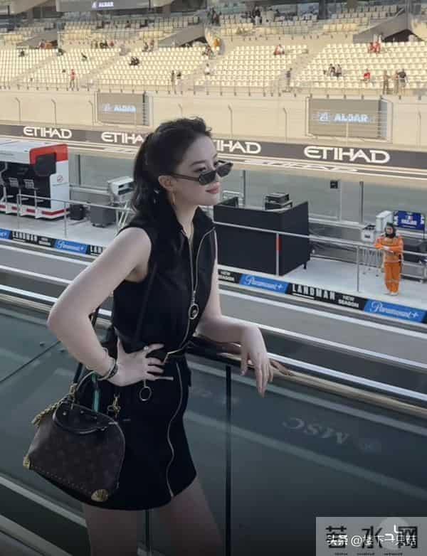 刘亦菲扎高马尾 穿LV无袖连衣短裙看F1 皮肤白得发光 美得肆意又张扬