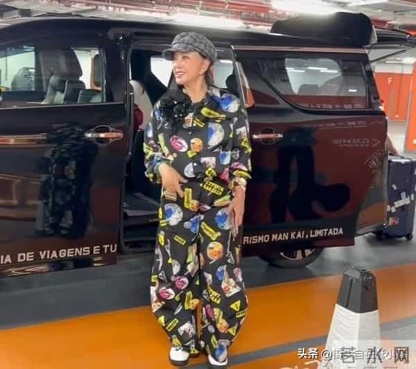 75岁刘晓庆在澳门被偶遇,她打扮时尚,面带笑容,看着像50多岁人
