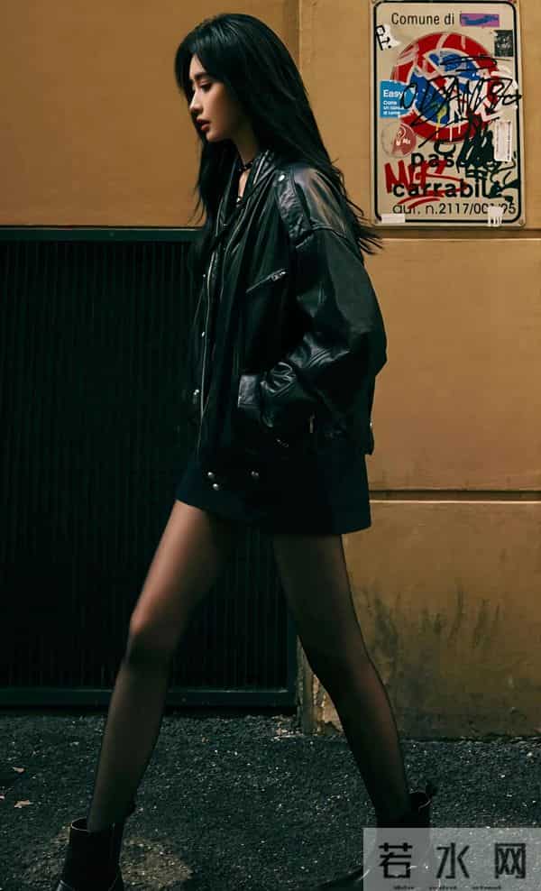 孟子义，皮衣配黑丝，酷飒俏女郎！