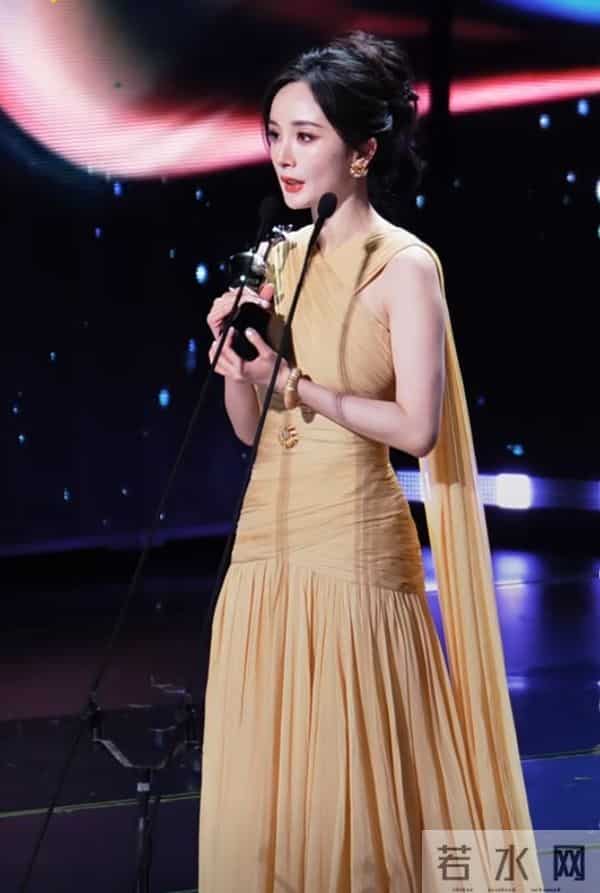 杨幂一袭暖黄长裙登爱奇艺尖叫之夜，领奖造型美到犯规