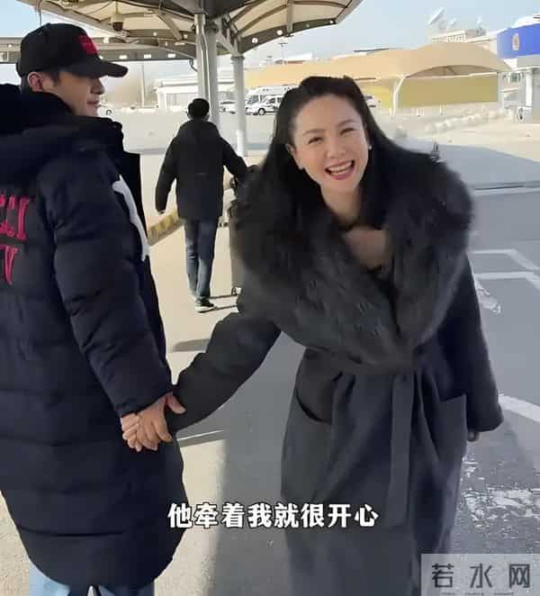 程莉莎赶山东大集，穿3万大衣买3元焦米棍解馋 像没见过世面城巴佬