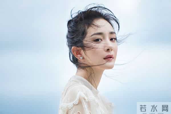 杨幂海滩“大展身手”，白裙湿发美成画！