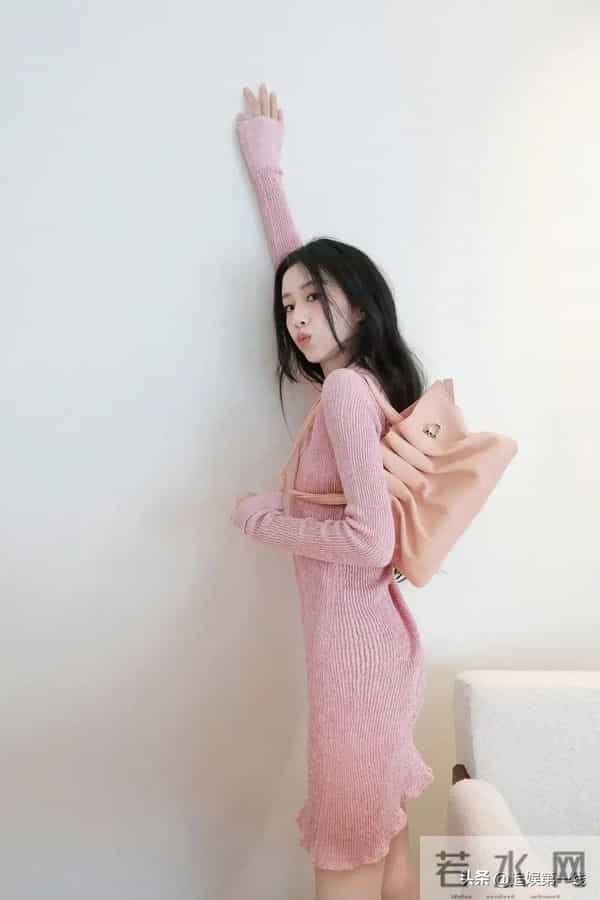 包上恩粉色毛衣裙写真:甜美与性感的完美碰撞