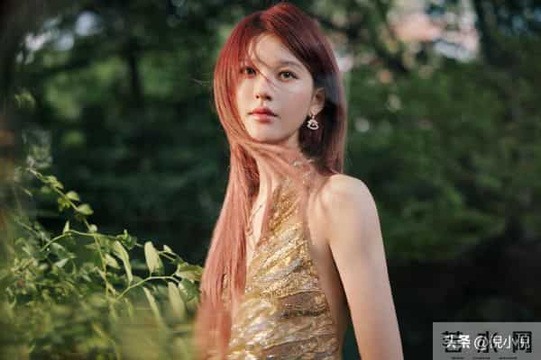 赵露思金色深V短裙 Rahul Mishra 2025春夏