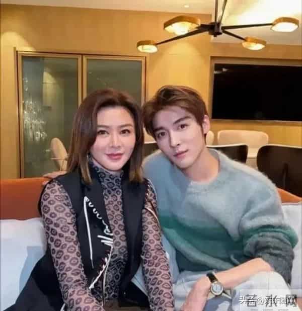 63岁关之琳街头被偶遇！170身高碾压全场，脱口罩贴脸合影太宠粉