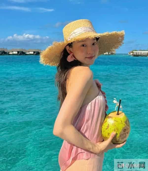 马龙一家海岛度假,夏露戴草帽甜笑似女星,他陪两儿子潜水超有爱